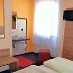 Zur Lindenau בית הארחה