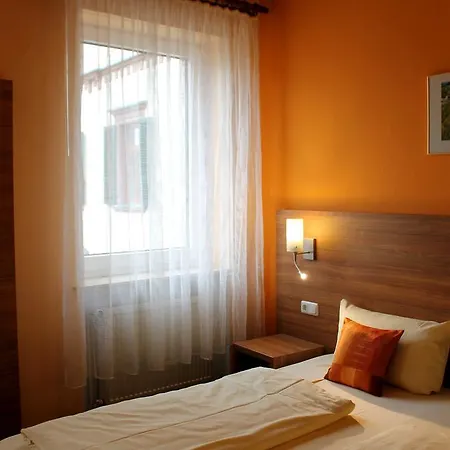 Pensjonat Zur Lindenau 3*